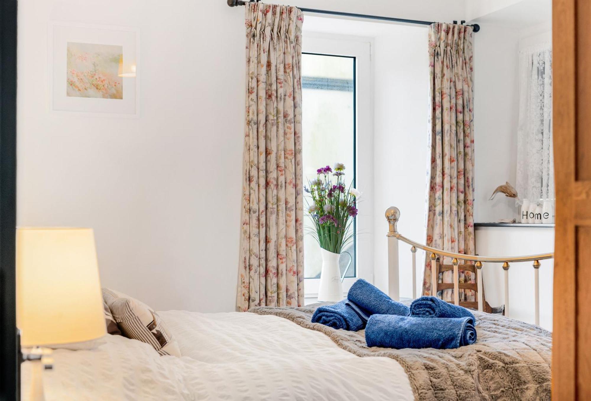 Villa Journeys End With Stunning Sea Views From The Headland Coverack Exterior foto